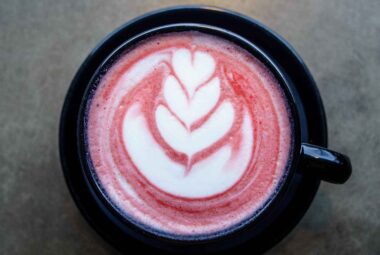 Pink Latte : découvrez la boisson rose, fruitée et gourmande